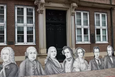 WG der toten Komponisten: die sieben Künstler, auf deren Spuren es sich im Komponisten-Quartier Ham- burg wandeln lässt. 