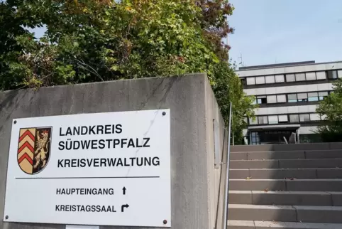 Vor dem Kreisrechtsauschuss trafen sich ein Werkstattbesitzer und ein Vertreter des Kreis-Bauamtes. 