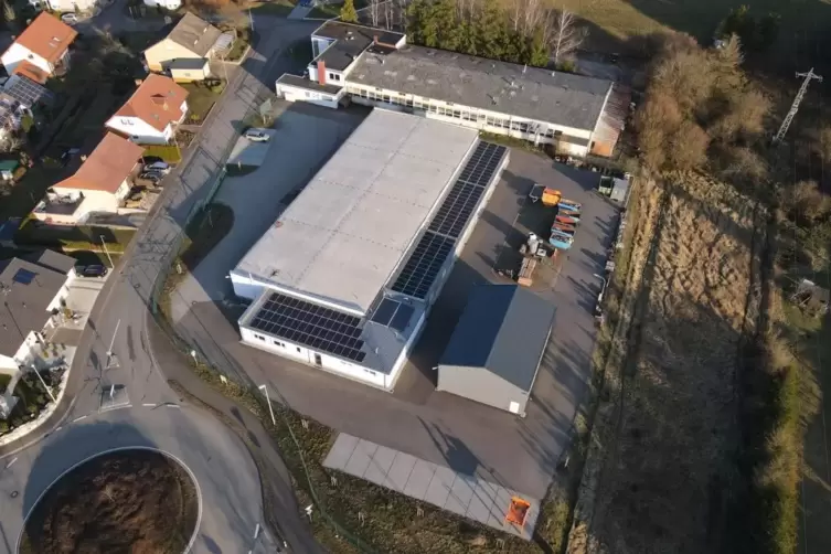 Das Gebäude der Verbandsgemeindewerke im Oberen Glantal wurde mit einer Photovoltaikanlage inklusive Batteriespeicher ausgestatt