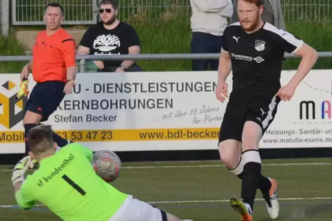 In Aktion: Björn Herzig, hier 2018 in einem Spiel gegen Fehrbach, geht entschlossen zur Sache, wenn die Angreifer vor ihm auftau