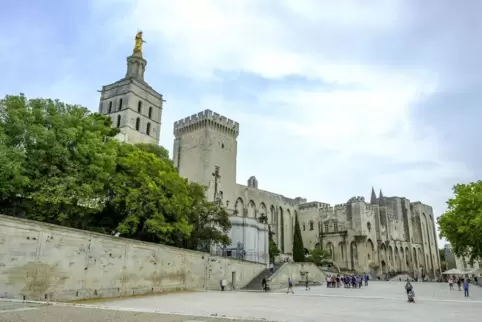 Der Papstpalast in Avignon ist ein Schauplatz des Romans. 