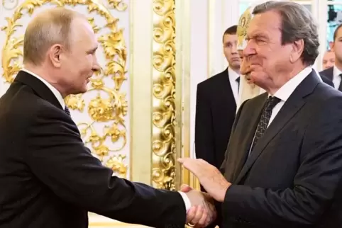 Seit seiner Zeit als Kanzler (1998 bis 2005) ist Schröder (rechts) eng mit Putin befreundet. Das Foto entstand vor vier Jahren i