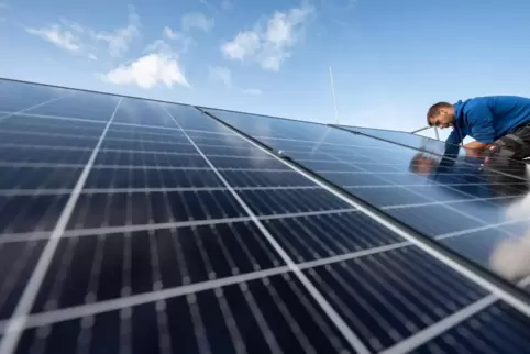 In solche Photovoltaikanlagen auf den Dächern ihrer Gebäude sollten die Ortsgemeinden investieren, findet Klimaschutzmanager Sas