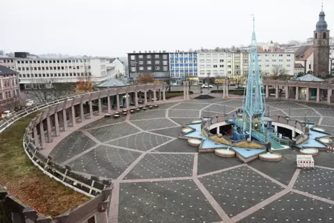 In Pirmasens selbst als „Spitze des Wahnsinns“ bezeichnet: die Aufzugskonstruktion für die Tiefgarage unter dem „Exe“. 