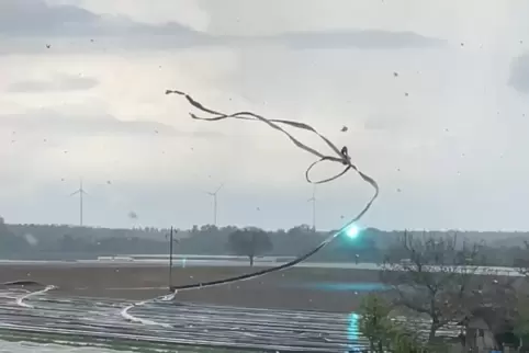 Die durch den Tornado vom Acker gewehte Folie trift auf eine Stromleitung. 