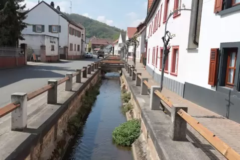 Keine Verunreinigung mehr durch Heizöl: der Eckbach in der Kleinkarlbacher Hauptstraße. 