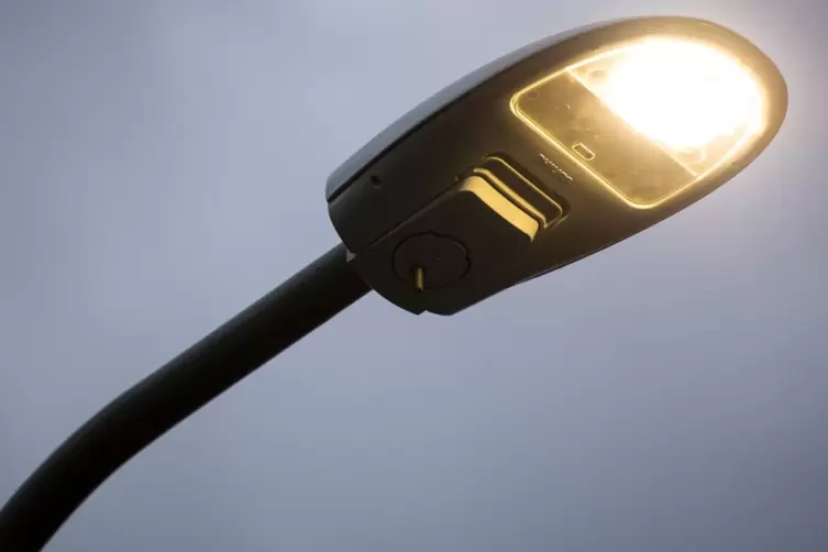 Moderne LED-Stra&szlig;enlampen sparen Energie. In Gro&szlig;karlbach wurde aber noch nicht umger&uuml;stet.