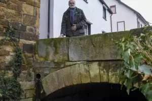 Ortsbürgermeister Paul Schläfer auf dem Sandsteingewölbe in der Kändelgasse. Das Bauwerk muss für viel Geld saniert werden. 