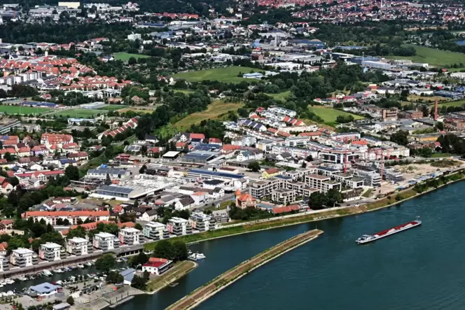 Aus der Luft: Der hier noch unbebaute Erlus-Bereich am Rhein grenzt auf der anderen Seite der Franz-Kirrmeier-Straße an den Ster Aus der Luft: Der hier noch unbebaute Erlus-Bereich am Rhein grenzt auf der anderen Seite der Franz-Kirrmeier-Straße an den Ster