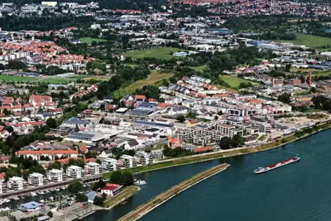 Aus der Luft: Der hier noch unbebaute Erlus-Bereich am Rhein grenzt auf der anderen Seite der Franz-Kirrmeier-Straße an den Ster Aus der Luft: Der hier noch unbebaute Erlus-Bereich am Rhein grenzt auf der anderen Seite der Franz-Kirrmeier-Straße an den Ster