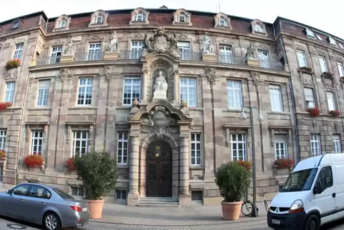Sitz der Bauverwaltung: Stadthaus in der Maximilianstraße. Sitz der Bauverwaltung: Stadthaus in der Maximilianstraße.