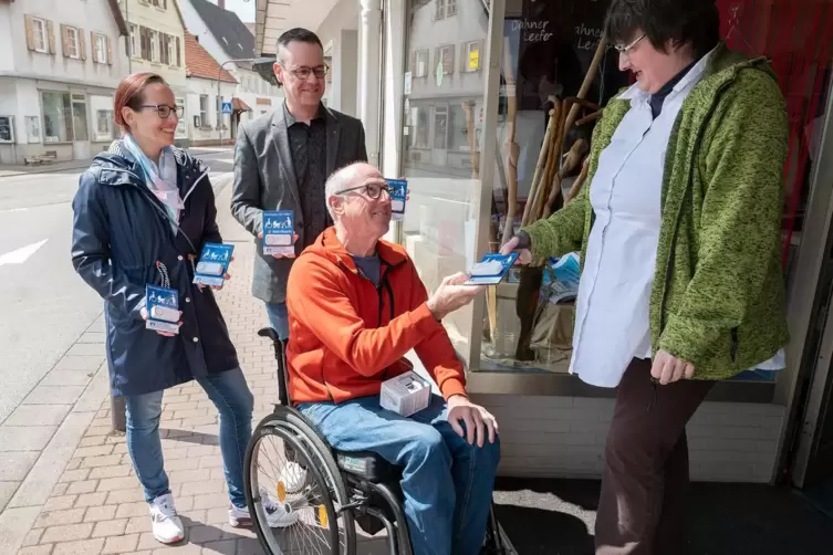 Uschi Blank (rechts) bringt als Erste auf Initiative von Mitsch Schreiner (im Rollstuhl) eine Klingel an ihrem nicht barrierefre