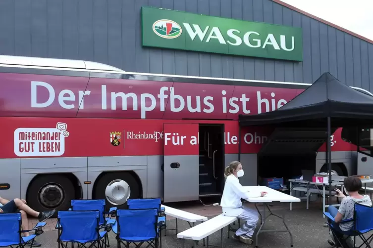 Der Impfbus des Landes – hier bei einer früheren Tour am Wasgau-Markt in Göllheim.