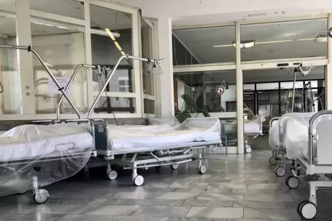 Frisch gereinigte Krankenhaus-Betten des Nardini-Klinikums in Zweibrücken. Die normalen Stationsbetten sollen sich mit dem Überg