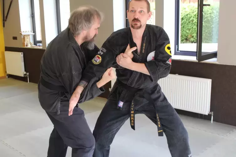 Selbstverteidigungstechnik gegen Gewalt: Marco Beyer (rechts) demonstriert mit einem Trainingspartner seinen Sport