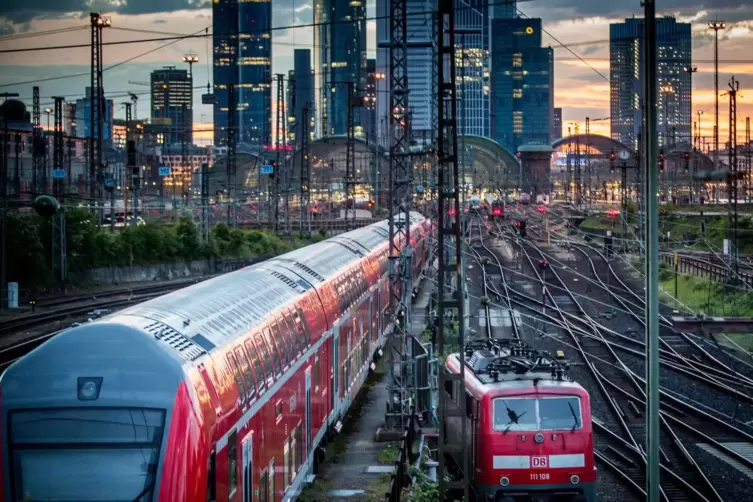 Stark belastet werden durch den 9-Euro-Ticket-Verkehr sicherlich nicht zuletzt von und nach Frankfurt führende Regional-Express-