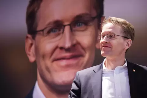 Hat gute Chancen, Ministerpräsident in Kiel zu bleiben: Daniel Günther von der CDU. Hier vor dem eigenen Wahlplakat. 