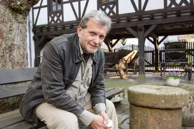 Professor Gerhard Trabert im Innenhof des Theodor-Zink-Museums. Er warnt, dass durch soziale Ungleichheit Menschen für die Demok