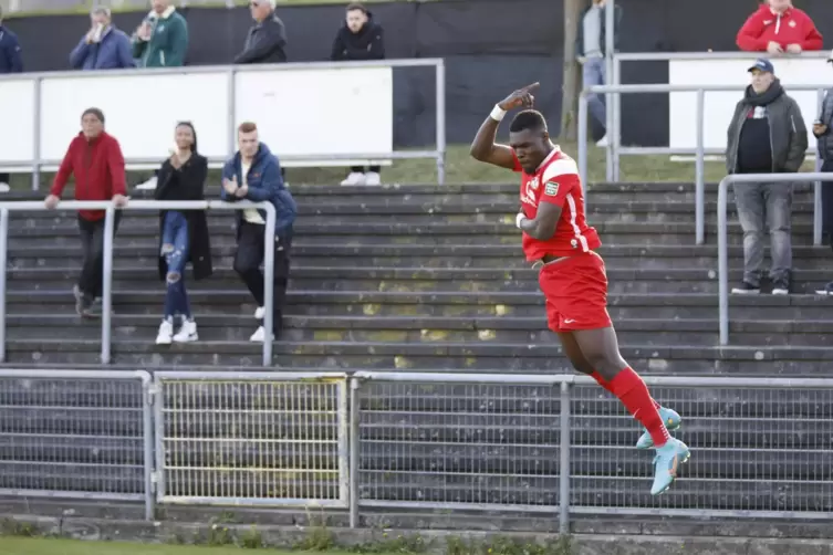 Torjubel auf Platz vier: Mamadou Bangura feiert seinen Treffer zum 1:0. Die U19 des FCK gewann vor 252 Zuschauern mit 5:0 gegen 