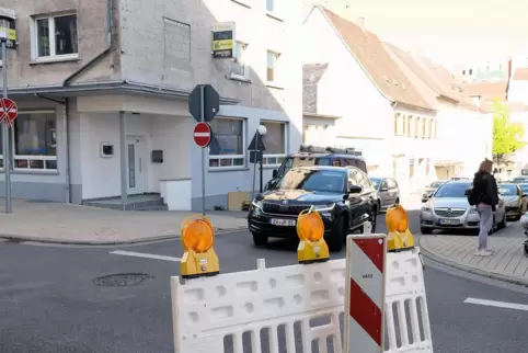 Wer hier von rechts kommt, kann nicht sehen, dass er gar nicht in die Bergstraße einfahren darf. 