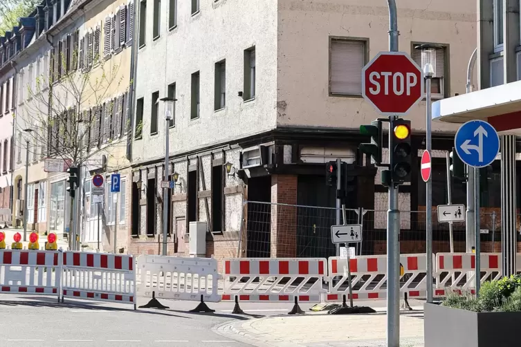Die Ampel in der Maxstra&szlig;e bleibt weiterhin eingeschaltet &ndash; wegen der Fu&szlig;g&auml;nger. 