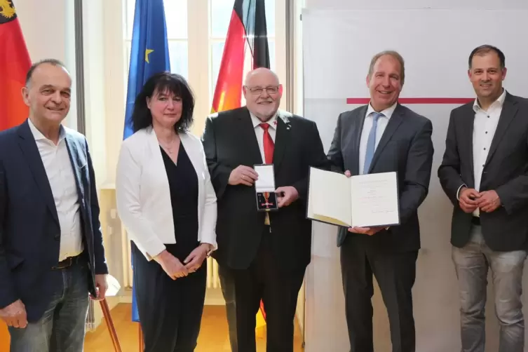 Große Ehre: Heiner Butz (Bildmitte, daneben seine Frau Petra) nimmt von Innenstaatssekretär Randolf Stich (2.v.r.) das Bundesver