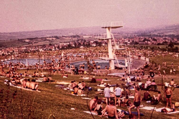 Eröffnung des Waldschwimmbads im Jahr 1964.
