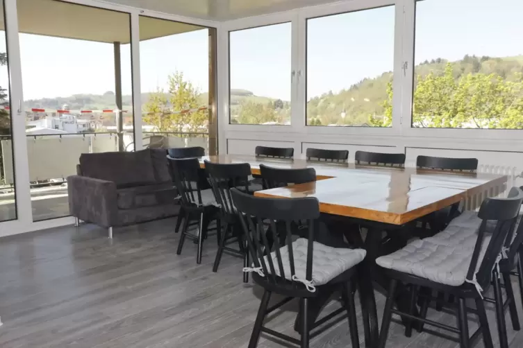 An das Wohnzimmer samt Sitzecke im Obergeschoss schlie&szlig;t sich ein ger&auml;umiger und &uuml;berdachter Balkon an &ndash; mit sch&ouml;nem Ausblick &uuml;b