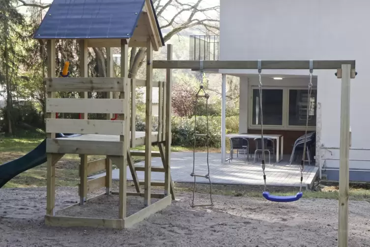 Den Spielplatz hinter dem Haus haben Adient-Azubis aufgebaut. 