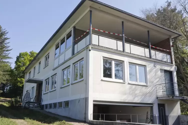 Zu dem am Stadtrand gelegenen Geb&auml;ude geh&ouml;rt auch ein gro&szlig;z&uuml;giges Au&szlig;engel&auml;nde. 
