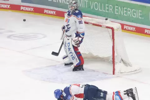 Ein Bild mit Symbolgehalt: Adler-Torwart Felix Brückmann und der von einem Puck getroffene Korbinian Holzer. 