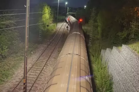 Vor allem nachts fahren die Güterzüge durch die Region.
