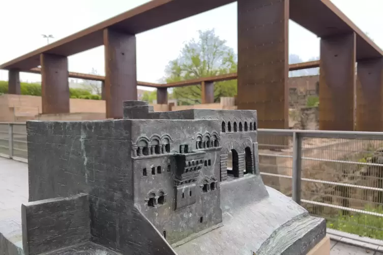 Der Burgberg in Kaiserslautern: Ein Modell der Palastanlage vor der Stahlkonstruktion hilft der Fantasie auf die Sprünge.