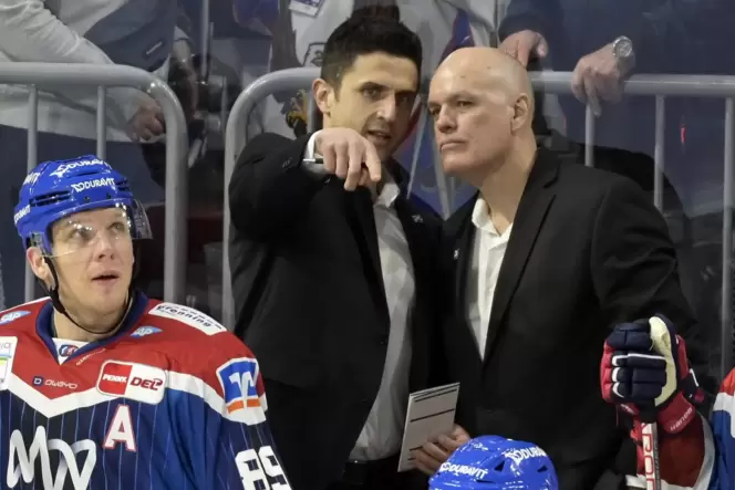 Im Dialog: Adler-Trainer Bill Stewart (rechts) und Assistent Marcel Goc. Im Dialog: Adler-Trainer Bill Stewart (rechts) und Assistent Marcel Goc.