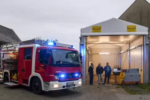 Seit September 2020 wird eine auf dem Neuköllner Platz errichtete Halle als Unterstand für das Fahrzeug des Stützpunkts Eppstein