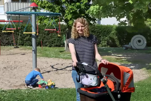 Frauke Helms besucht mit ihren beiden Kindern gerne den Spielplatz in ihrem Wohngebiet. 