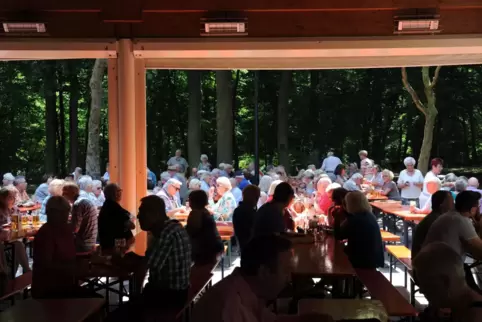 Voll besetzte Tische – die kann es jetzt wieder an der Walderholungsstätte geben. 