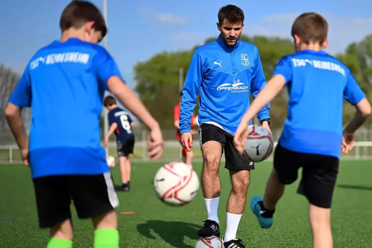 Oberligaspieler Max Lieberknecht trainiert zweimal pro Monat den Nachwuchs der TSG Deidesheim.