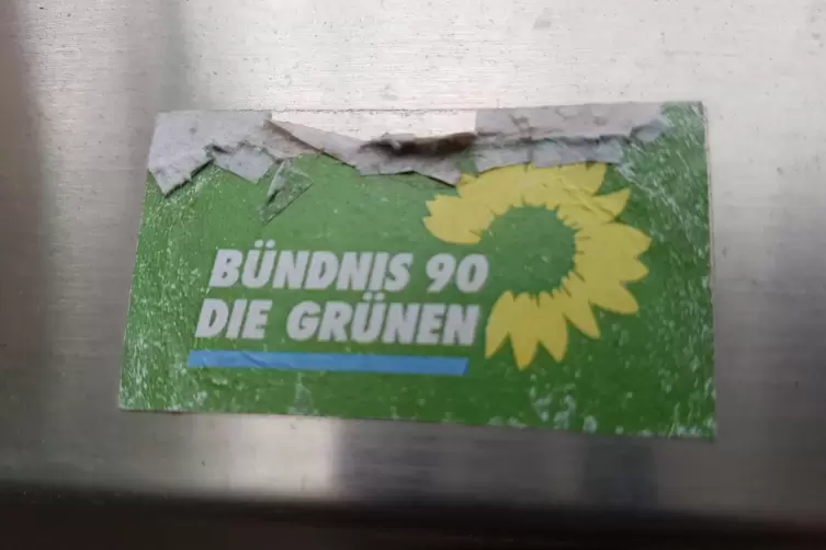 Entspricht dem aktuellen Zustand der Ludwigshafener Partei: Aufkleber auf dem Briefkasten zur Geschäftsstelle.