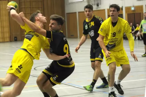 Tim Schmieder (links) in einem Spiel vor vielen Jahren gegen die SG Kronau-Östringen, damals noch mit Maximilian Haider (Zweiter