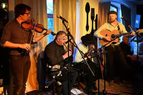 Endlich wieder mal ein mitreißendes Konzert im Wirtshaus Konfetti: die Band „Craobh Rua“ aus Irland bei der Aktion.