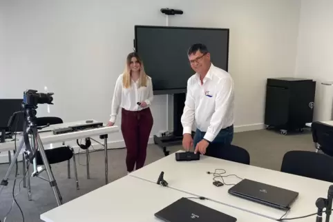 Francisco Rivera Campos und seine Tochter Michelle in den neuen Räumen.