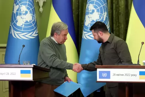 UN-Generalsekretär Antonio Guterres (links) und Wolodymyr Selenskyj, Präsident der Ukraine, reichen sich nach ihrem Treffen in K