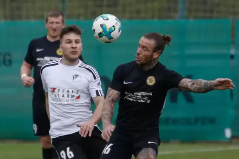  Steinbachs Jonas Horst Krautschneider (links) hat mit seinem Team einen Lauf. In der vergangenen Woche besiegten sie Patrick Fr