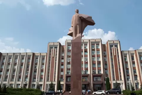 Eine Lenin-Statue steht vor dem Sitz des Parlaments in Tiraspol, der Hauptstadt Transnistriens.