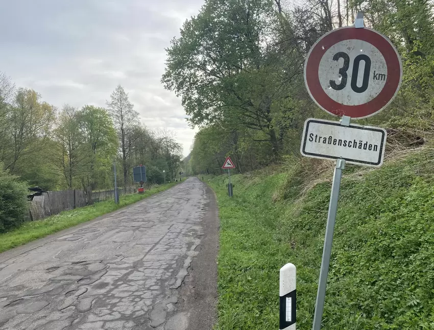 Die Straße ist so schlecht, dass Tempo 30 gilt.
