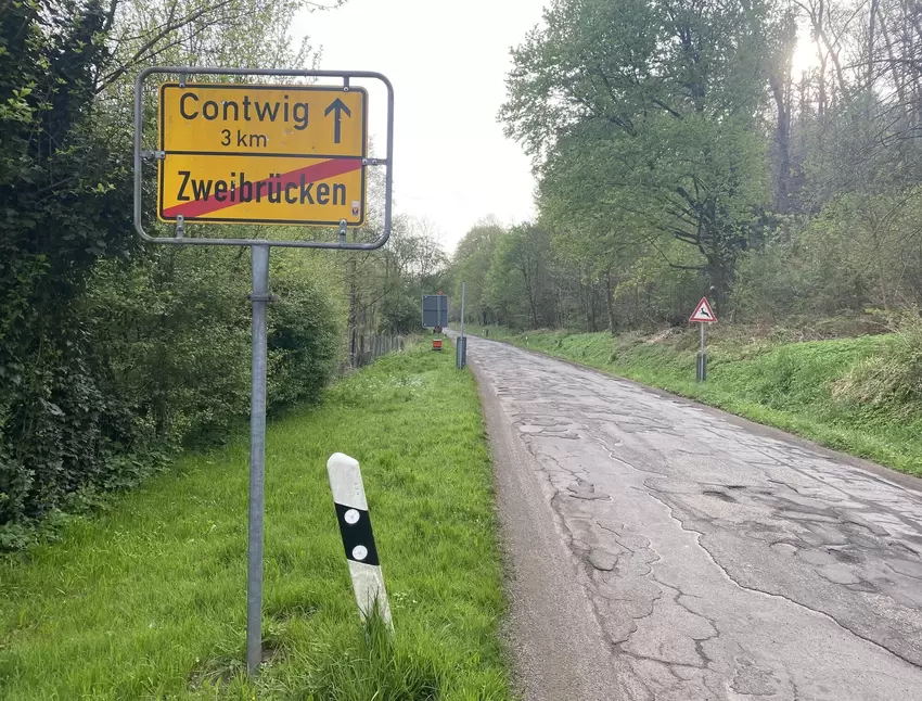 Die Strecke dienst den Contwigern derzeit als Umleitung, weil die Bahnhofstraße gesperrt ist.
