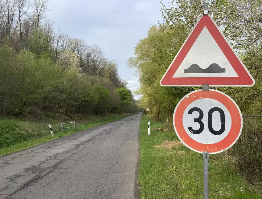 Kurz hinter Contwig, auf dem Gebiet des Kreises, ist die Straße noch halbwegs in Ordnung.