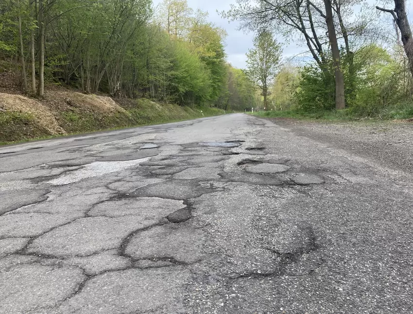 Auf Zweibrücker Gemarkung ist die Straße in einem sehr schlechten Zustand.