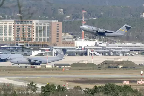 Im Sinne des Friedens müsse die Air Base Ramstein geschlossen werden, finden die Initiatoren der Demonstration. 
